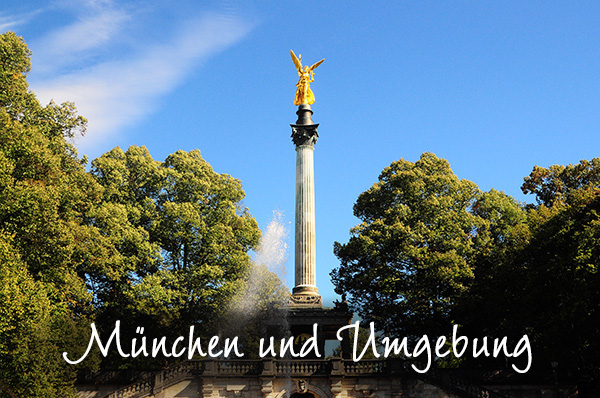 Goldenes Friedensdenkmal in München unter blaume Himmel und grünen Bäumen